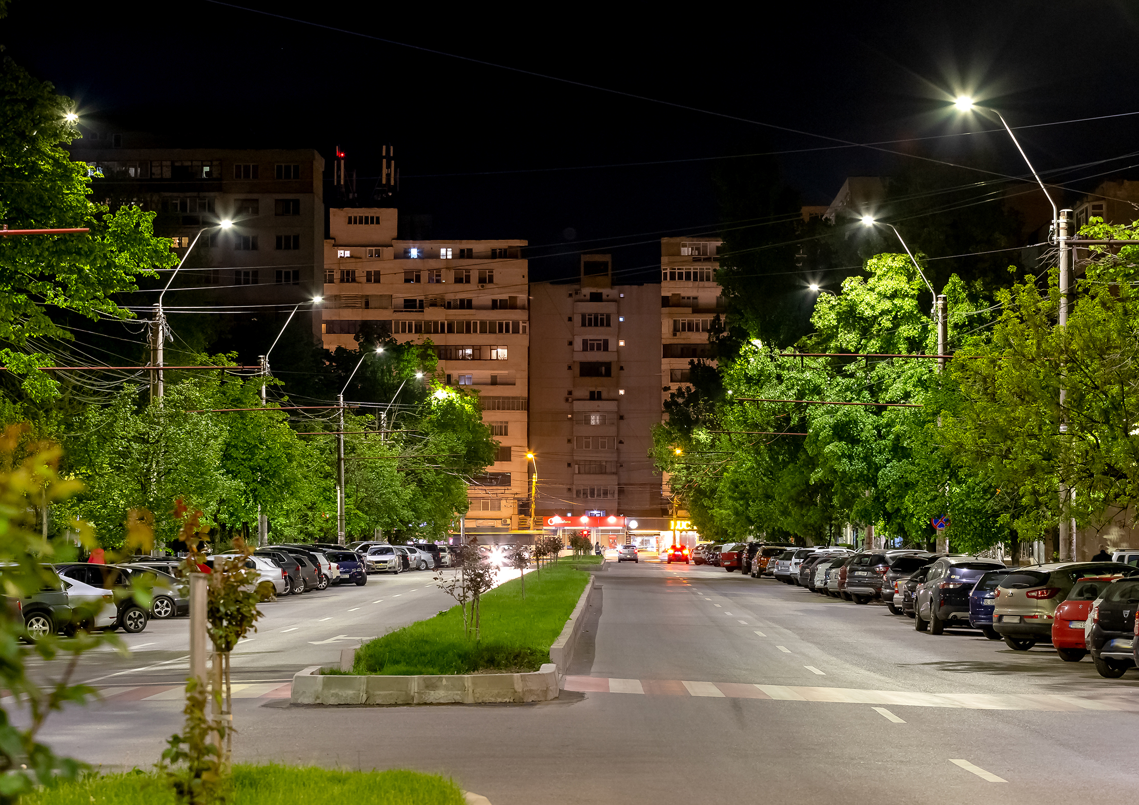 Iluminat cu becuri LED pe 18 străzi din municipiul Galați